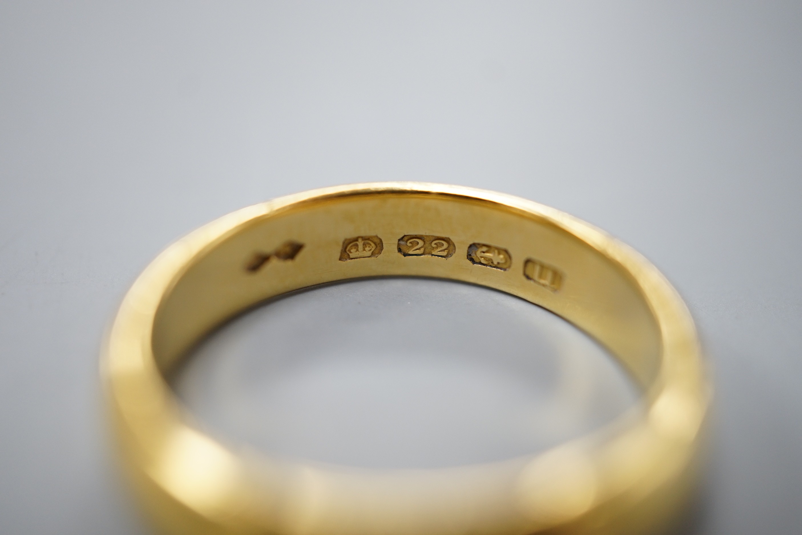 A George V 22ct gold wedding band, size R/S, 8.5 grams.